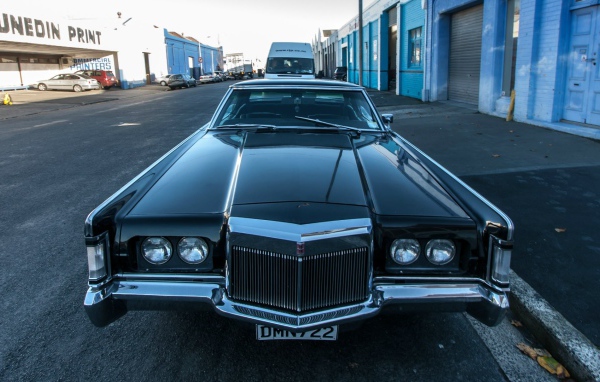 Великолепный черный Lincoln Continental