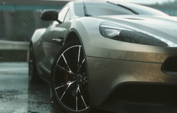 Серый спортивный автомобиль под дождем