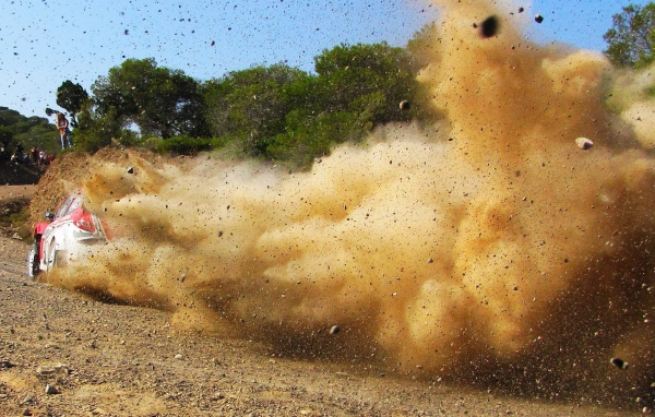 Выброс гравия из под колес автомобиля