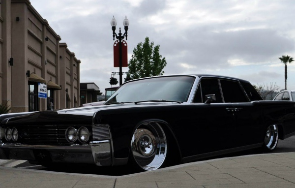 Роскошный черный Lincoln Continental