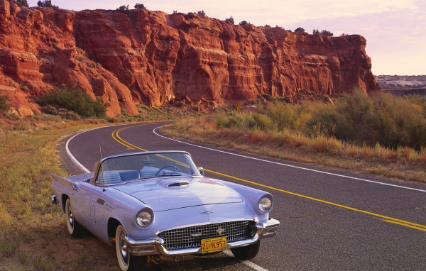 Старый кабриолет на шоссе в США