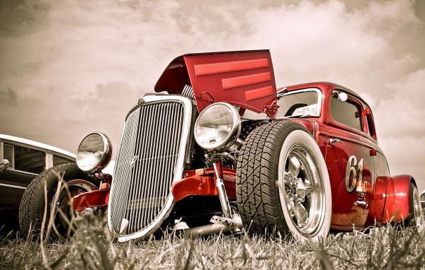 Старый спортивный автомобиль