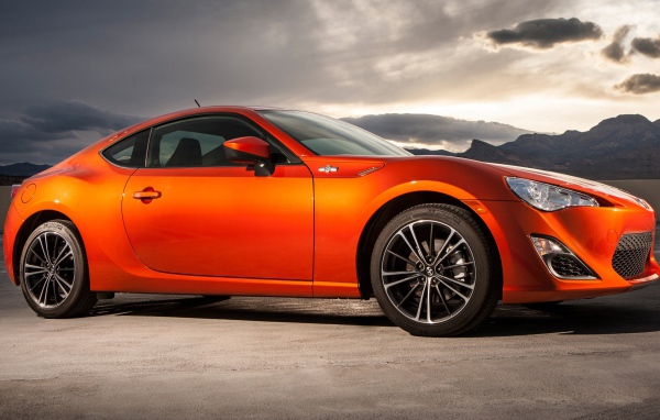 Оранжевый автомобиль Scion