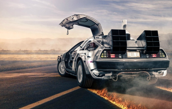 Мощный автомобиль DeLorean DMC-12