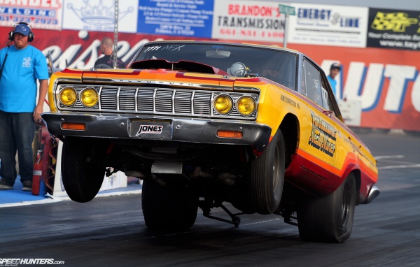 Мощный автомобиль Плимут встал на дыбы