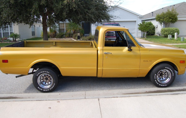 Мощный желтый пикап