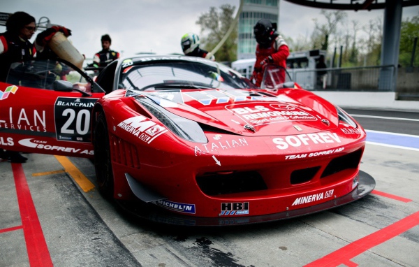 Подготовка гоночного автомобиля к старту