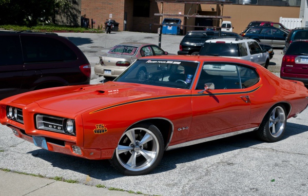 Красный Pontiac GTO Judge