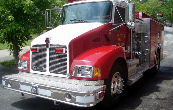 Красный пожарный автомобиль в США