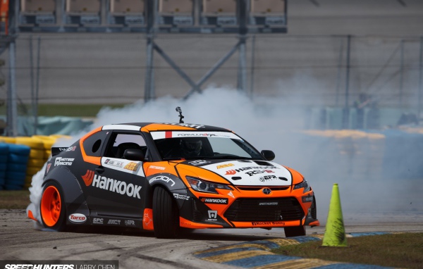 Автомобиль Scion на гоночном треке