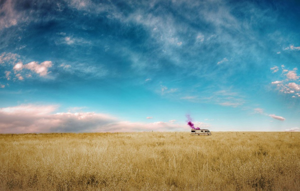 Автомобиль стоит среди поля