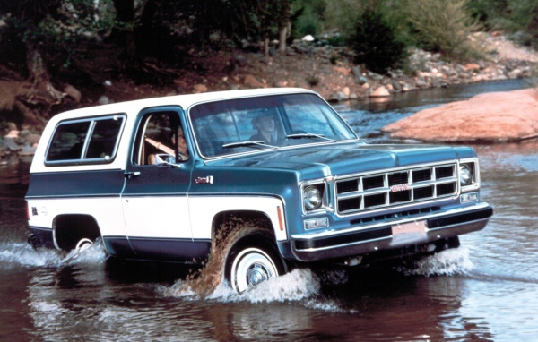 Автомобиль преодолевает реку вброд