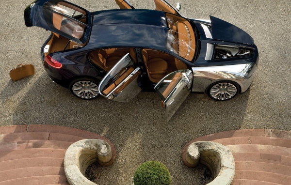 Машина с открытыми дверями