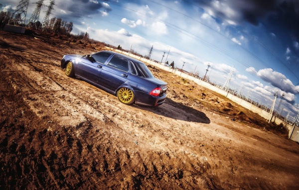 Автомобиль стоит на грунтовой дороге