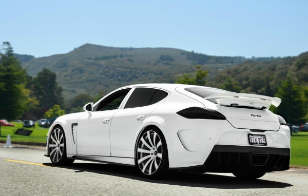 Белый Porsche Panamera Turbo