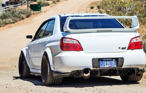 Белая Subaru Impreza STI