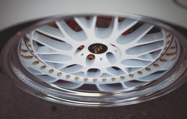 Белый автомобильный диск