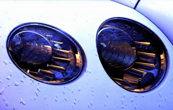 Фары белого автомобиля, дождь