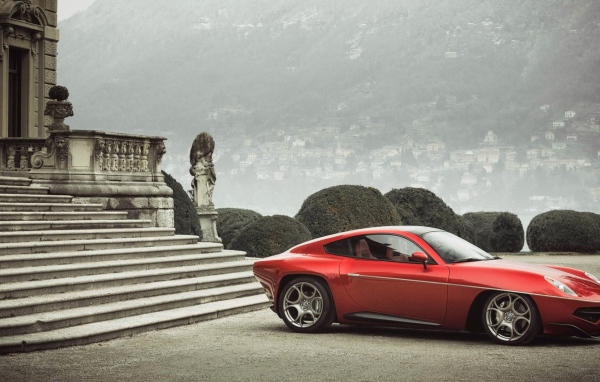 Красная Альфа Ромео у ступенек