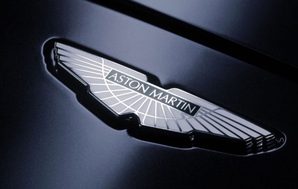 Логотип Aston Martin на черном фоне