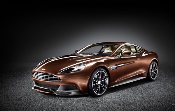 Красивый коричневый Aston Martin