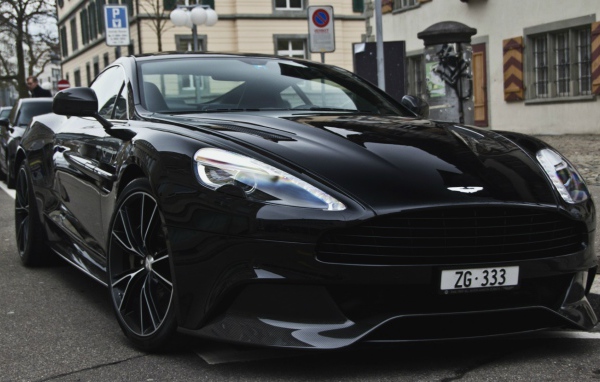 Черный Aston Martin Vanquish