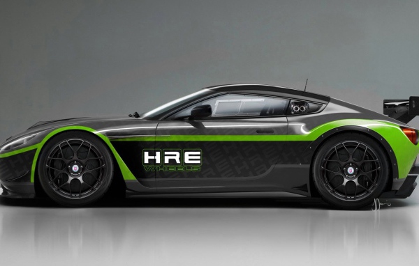 Серый Aston Martin с зеленой полосой