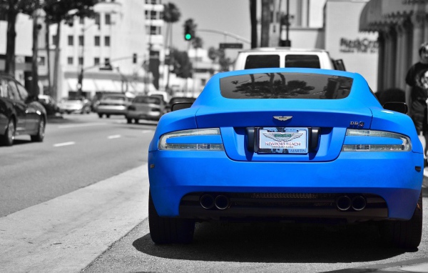 Вид сзади на голубой Aston Martin