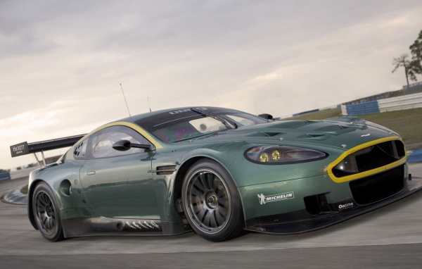 Желтый обод радиаторной решетки Aston Martin