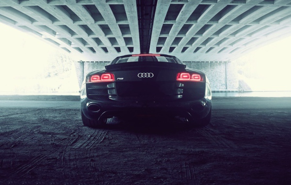 Черный Ауди под мостом