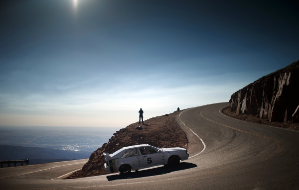 Автомобиль на горной дороге, Ауди