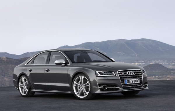 Серый семейный Ауди на фоне гор