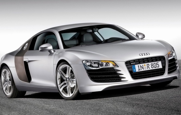 Серый автомобиль Audi R10