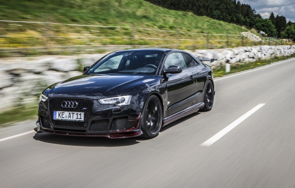 Быстрый черный Ауди на дороге за городом