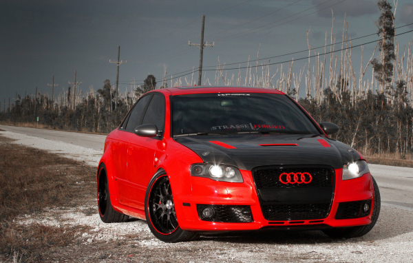 Красный Ауди с черным капотом