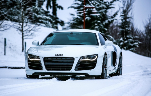 Audi R8 едет по снегу