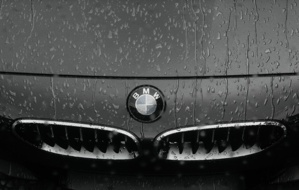 Авто БМВ под дождем