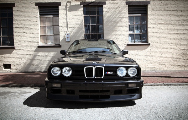 Черный БМВ Е-40 у стены