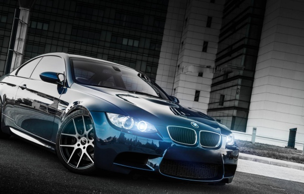 Неоновые фары автомобиля БМВ