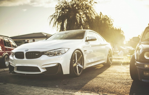 Белый автомобиль BMW M4