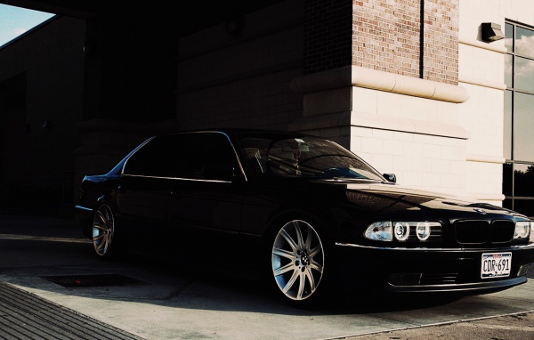 Черный BMW 750 E38