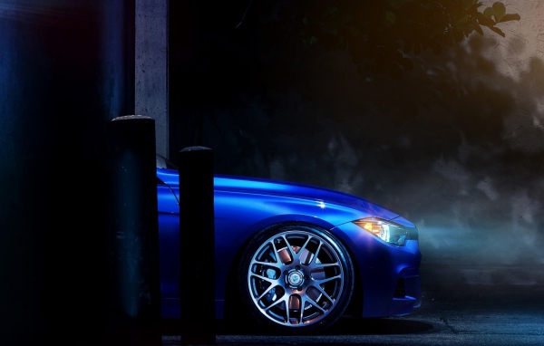 Перед голубого БМВ