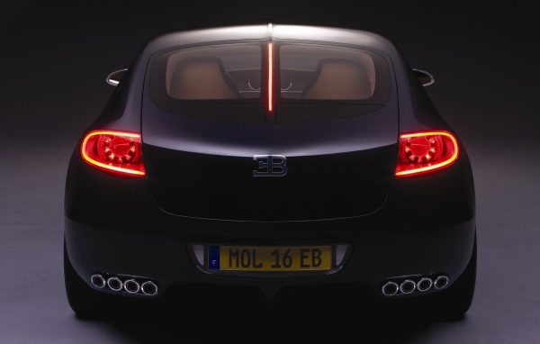 Черный Bugatti 16C Galibier с французскими номерами