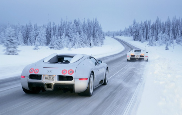 Белый Bugatti Veyron 16.4 Grand Sport на зимней дороге