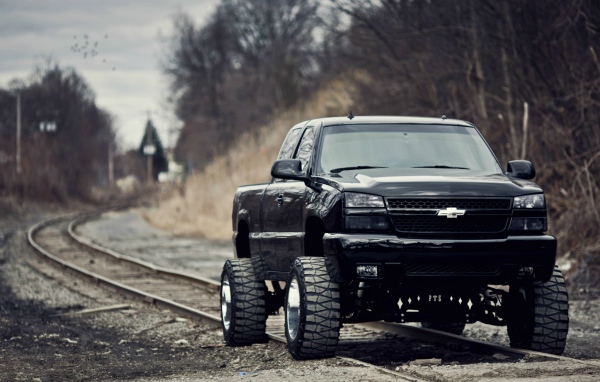 Chevrolet Silverado SS на рельсах