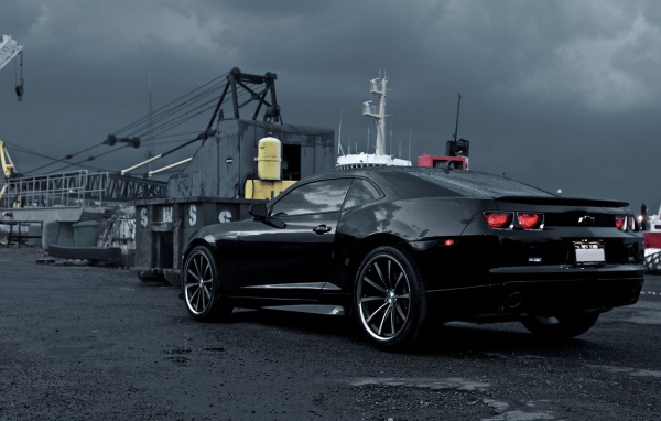 Черный Chevrolet Camaro в порту
