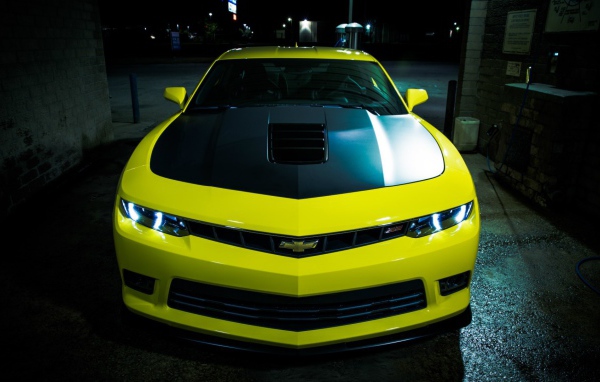 Черно-желтый Chevrolet Camaro SS