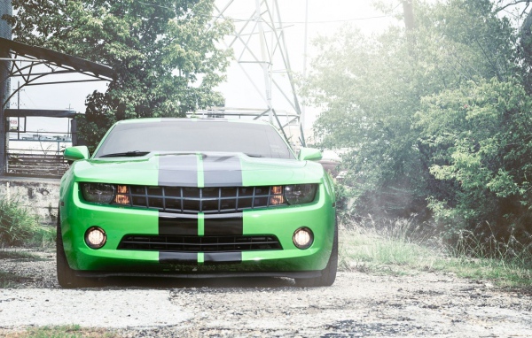 Автомобиль Chevrolet Camaro, зеленого цвета
