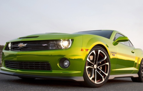 Фары зеленого Chevrolet Camaro