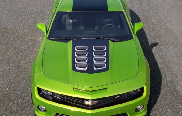 Мощный зеленый Chevrolet Camaro на дороге